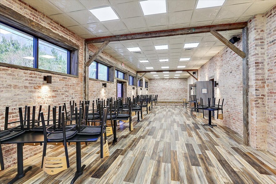 More Photos Of 15 Jackson Cir, Florence Restaurant For Sale