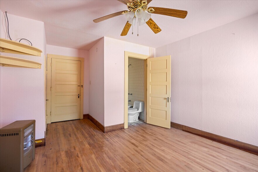 More Photos Of 301 NE Barnard St, Glen Rose Office For Sale