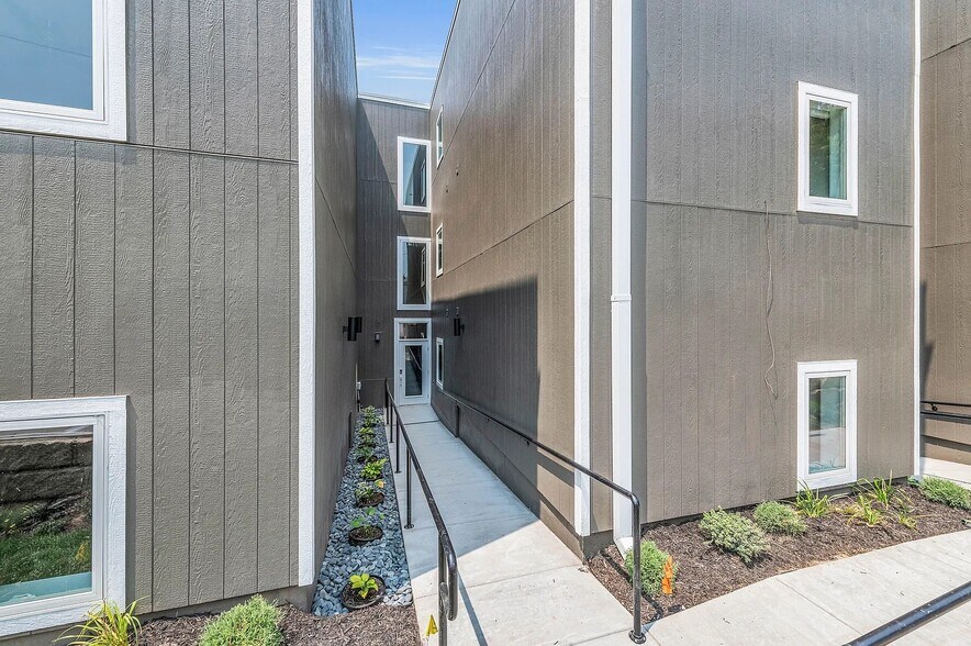 More Photos Of 3937-3937 Kenwood Ave, Kansas City Apartments For Sale