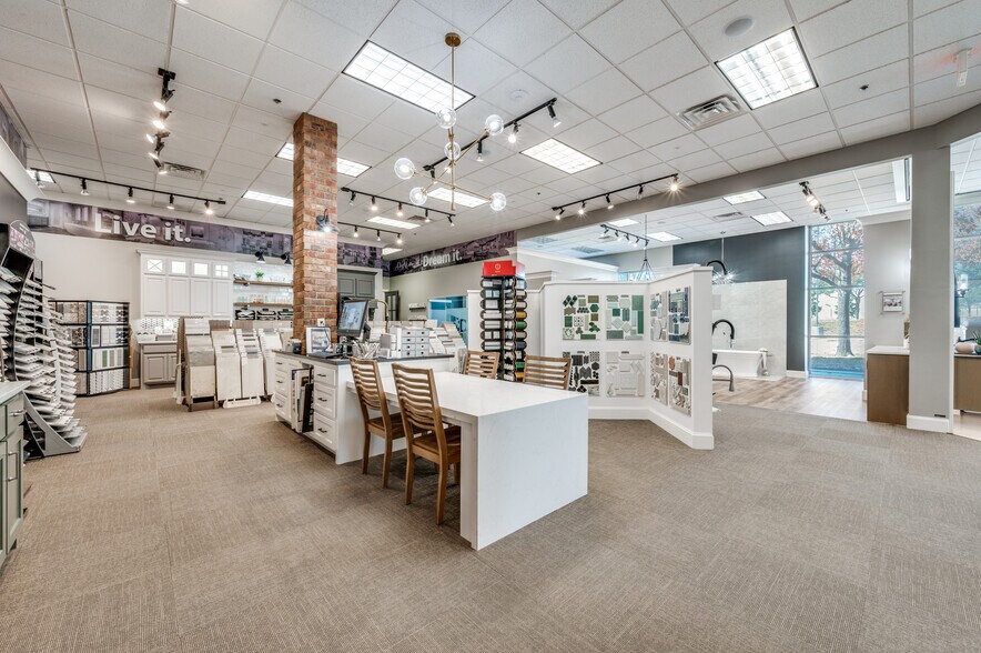 More Photos Of 6652 Pinecrest Dr, Plano Office For Lease