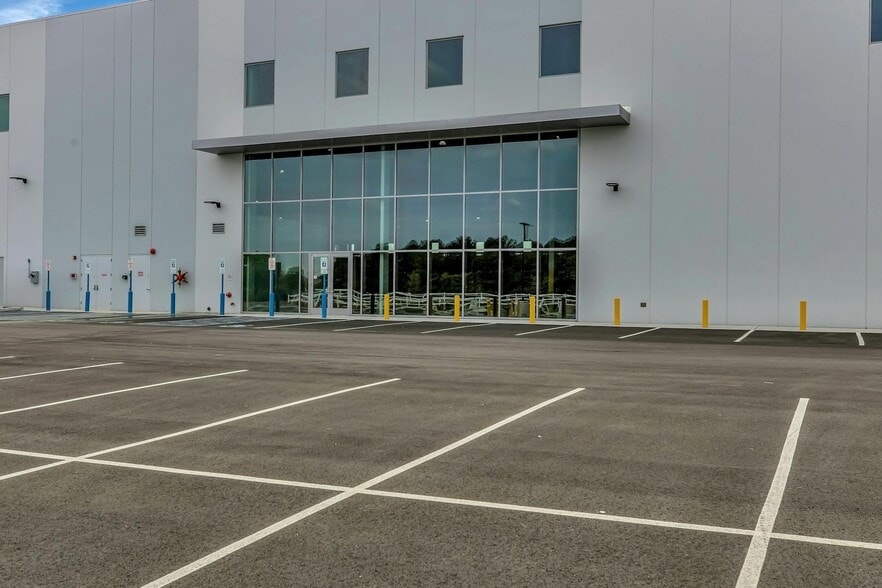 More Photos Of 645 National Blvd, Medford Distribution For Sale