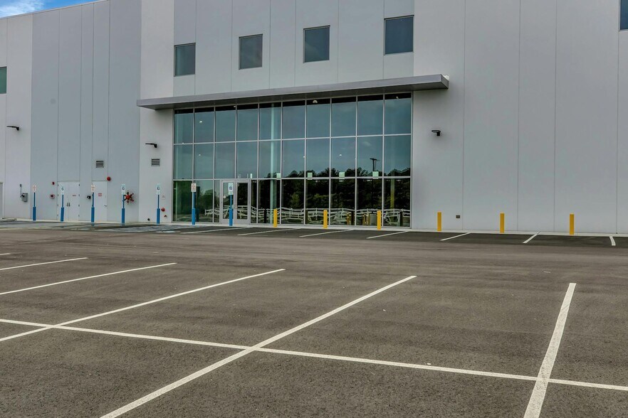 More Photos Of 645 National Blvd, Medford Distribution For Lease