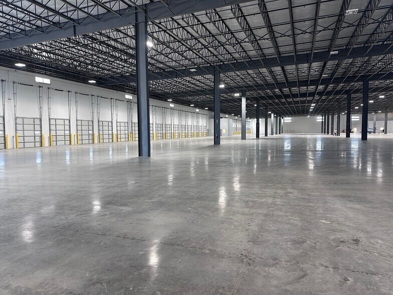 More Photos Of 19926 Kraus Lp, Laredo Distribution For Sale