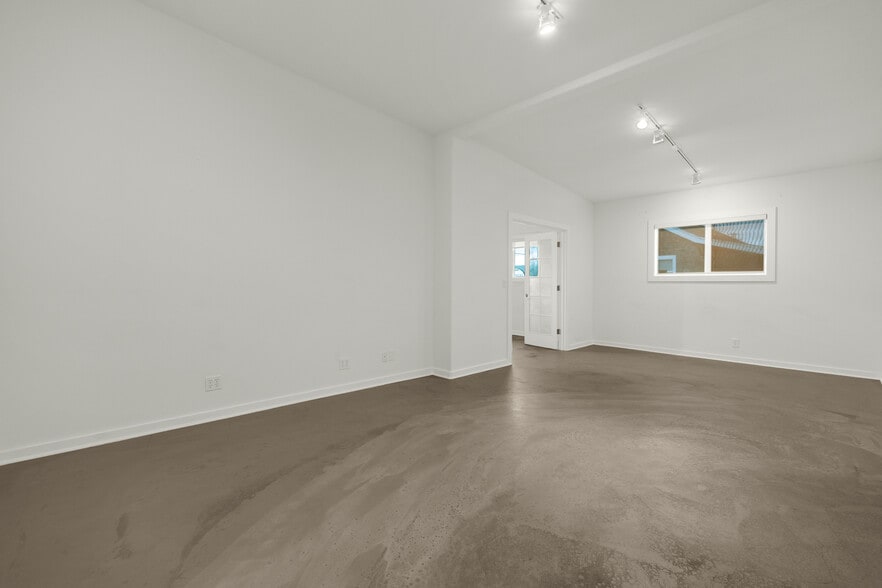 More Photos Of 809 S Holladay Dr, Seaside Showroom For Sale