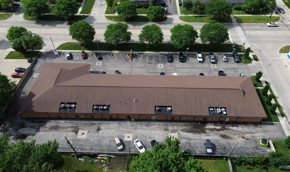 More Photos Of 560-650 W 14 Mile Rd, Clawson Unknown For Lease