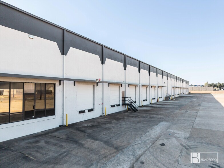 More Photos Of 8330 Endicott Ln, Dallas Warehouse For Lease