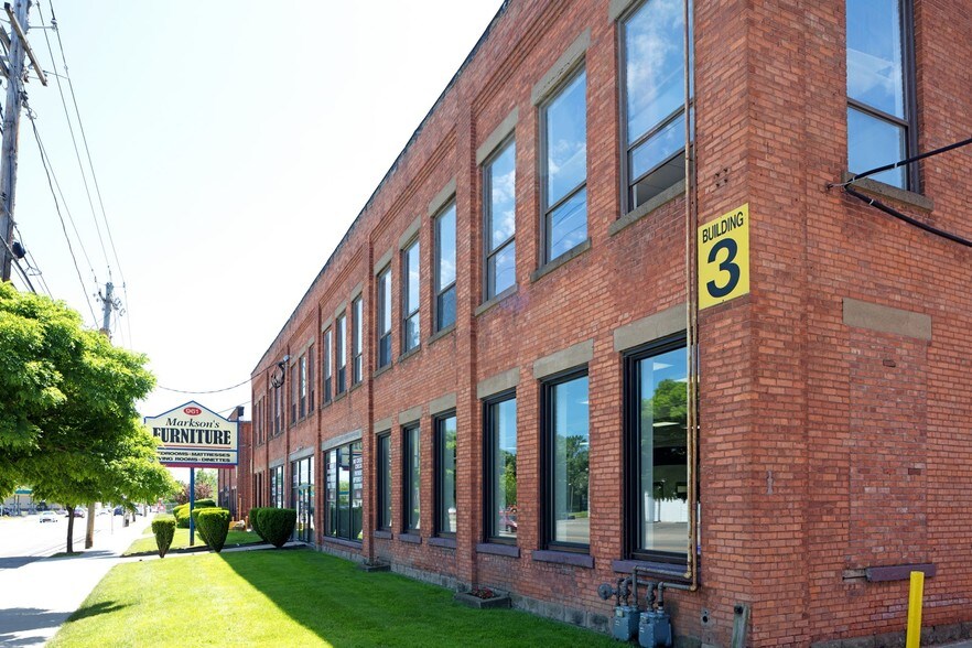 More Photos Of 961-1029 Lyell Ave, Rochester Showroom For Lease