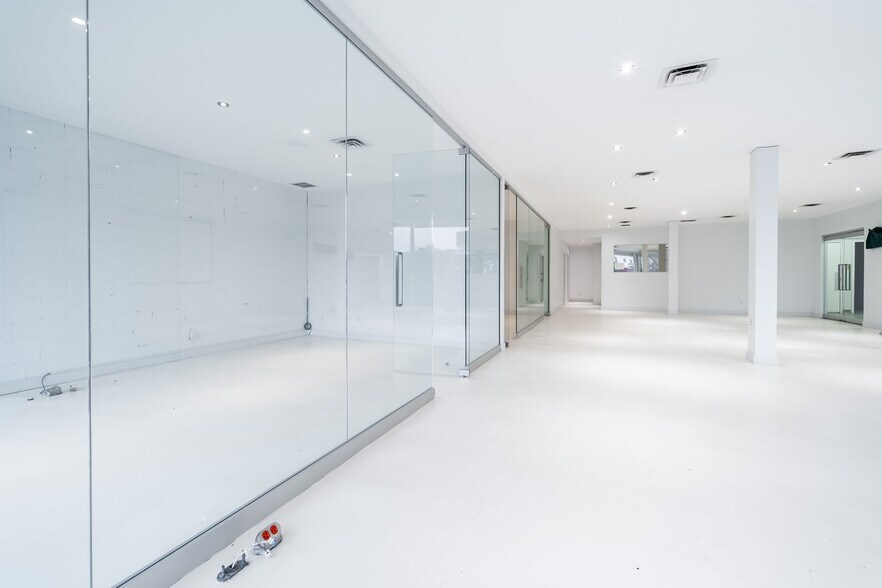 More Photos Of 570-572 Av Victoria, Saint-lambert Bank For Lease