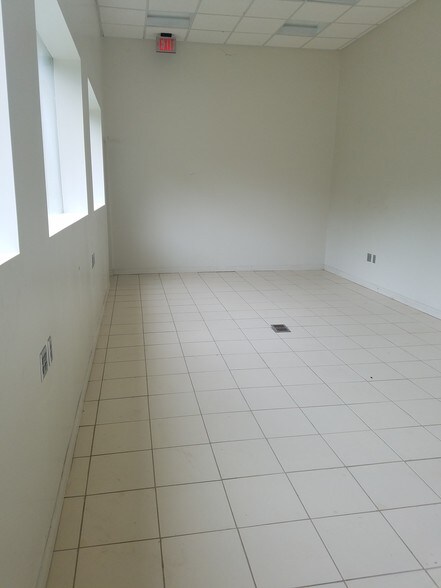 More Photos Of 16517 Bull Church Rd, Woodford Warehouse For Lease