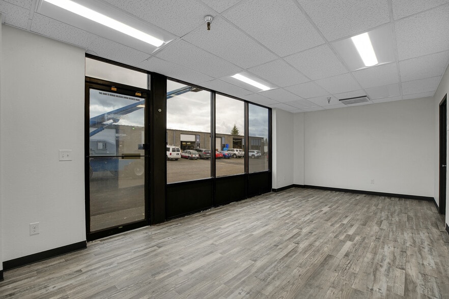 More Photos Of 2630 SE 39th Loop, Hillsboro Warehouse For Lease