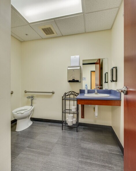 More Photos Of 400-444 Clinchfield St, Kingsport Medical For Sale