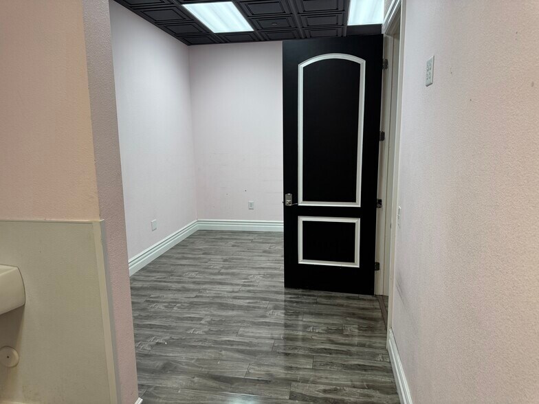 More Photos Of 6446 N Durango Dr, Las Vegas Freestanding For Lease