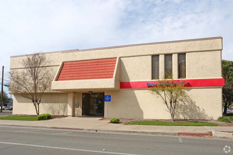 More Photos Of 180 N Redington St, Hanford Bank For Lease