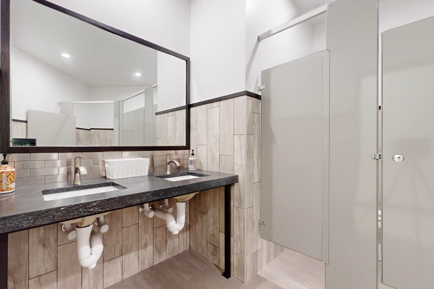 More Photos Of 6410 Gibson Blvd SE, Albuquerque Bank For Sale