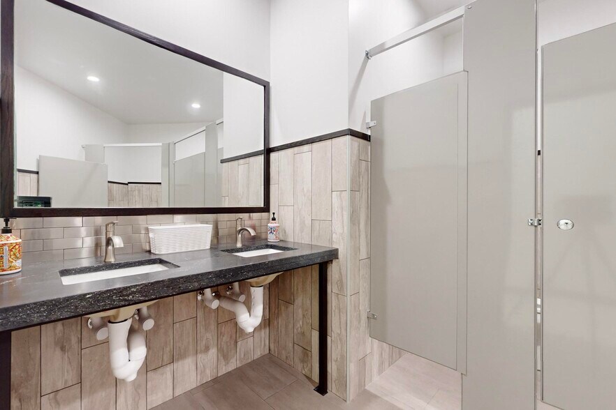 More Photos Of 6410 Gibson Blvd SE, Albuquerque Bank For Sale