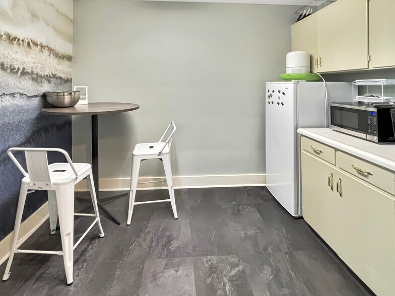 More Photos Of 740 SE Pioneer Way, Oak Harbor Office For Lease