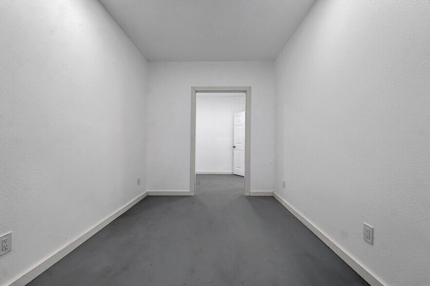 More Photos Of 1626-1640 Pine St, Oxnard Warehouse For Sale