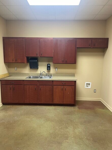 More Photos Of 4907-1 Shed Rd, Bossier City Manufacturing For Sale