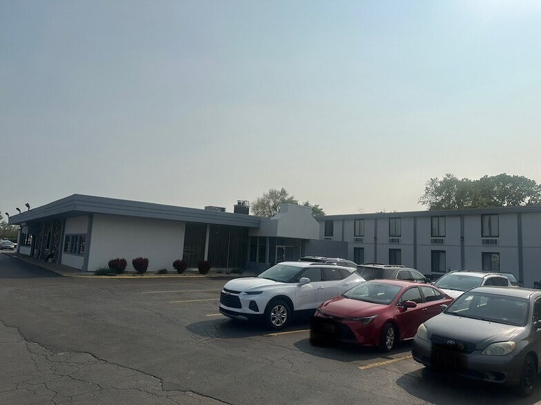 More Photos Of 2080 Mannheim Rd, Northlake Hotel For Sale