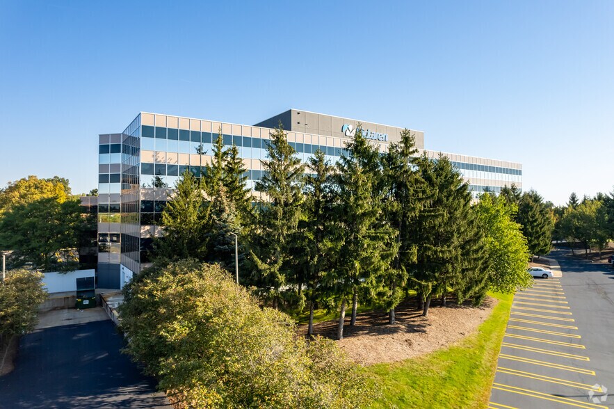 More Photos Of 2701 Cambridge Ct, Auburn Hills Office For Sale