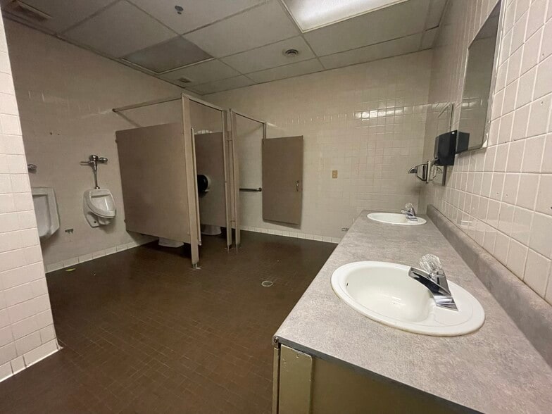 More Photos Of 134 Elm St, Anniston Freestanding For Lease