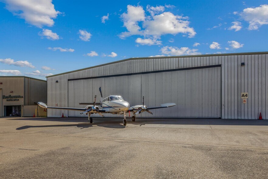 More Photos Of 18000 Groschke Rd, Houston Airplane Hangar For Sale