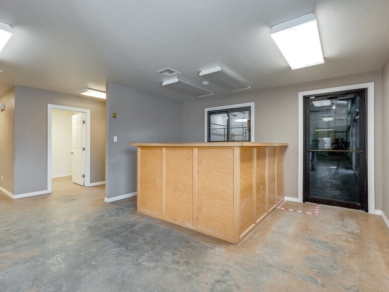 More Photos Of 122 N Hickory, Roff Flex For Sale