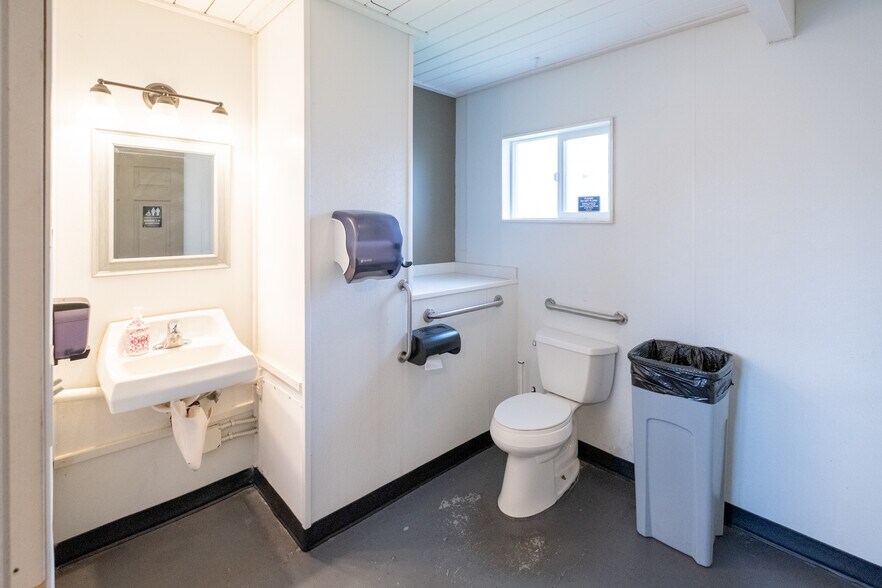 More Photos Of 14969 W Bow Hill Rd, Bow Bar For Sale