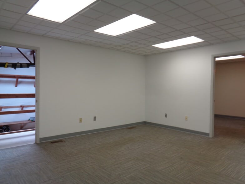 More Photos Of 6020 Deacon Rd, Sarasota Warehouse For Sale