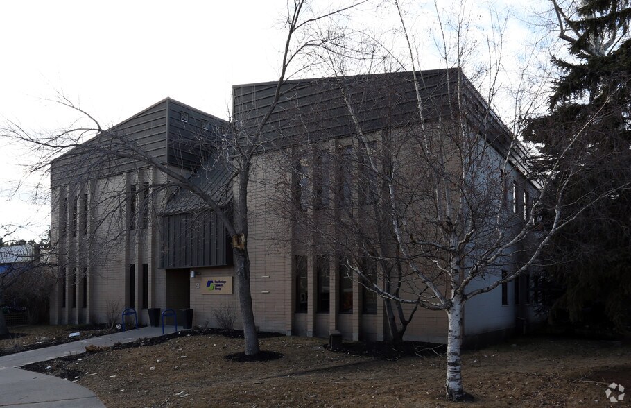 More Photos Of 4 Parkdale Cres NW, Calgary Medical For Sale