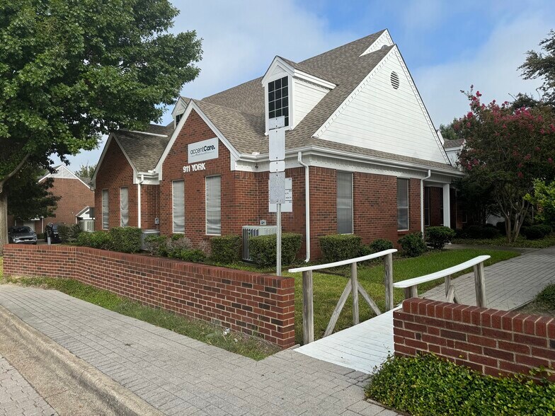 911 York Dr, DeSoto, TX 75115 Medical Office For Lease