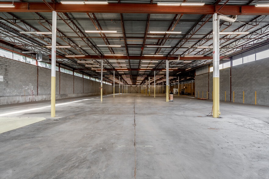More Photos Of 3195 Ch Bedford, Montréal Manufacturing For Lease
