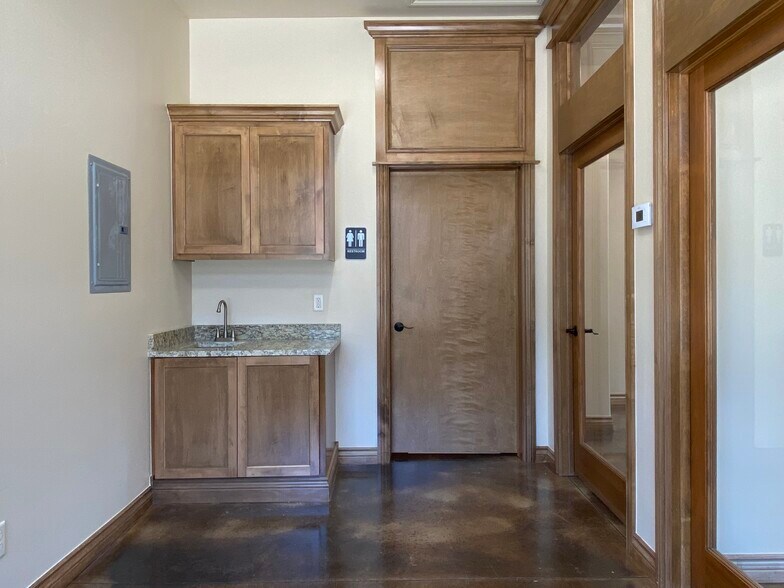 More Photos Of 5706 NW 130th St, Oklahoma City Office For Lease