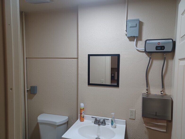 More Photos Of 4035 S 6th St, Klamath Falls General Retail For Sale