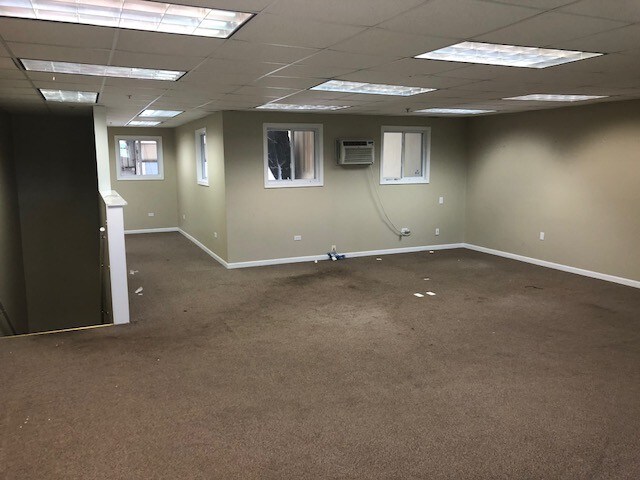 More Photos Of 189 Poplar Pl, North Aurora Warehouse For Lease