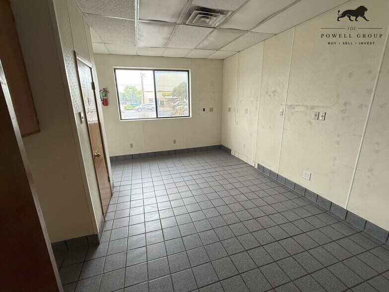 More Photos Of 7902 Slide Rd, Lubbock Veterinarian Kennel For Lease