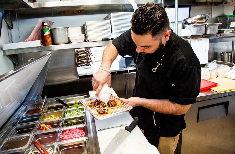 More Photos Of 10628 Ventura Blvd, Studio City Freestanding For Lease