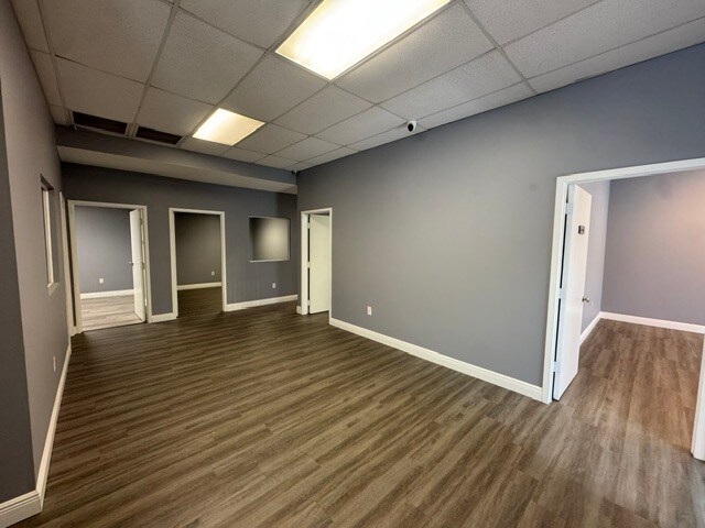 More Photos Of 9507 Palm River Rd, Tampa Warehouse For Lease