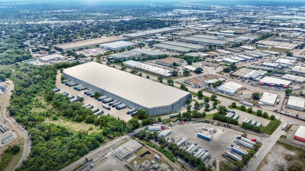 More Photos Of 2801 Wood Dr, Garland Distribution For Lease