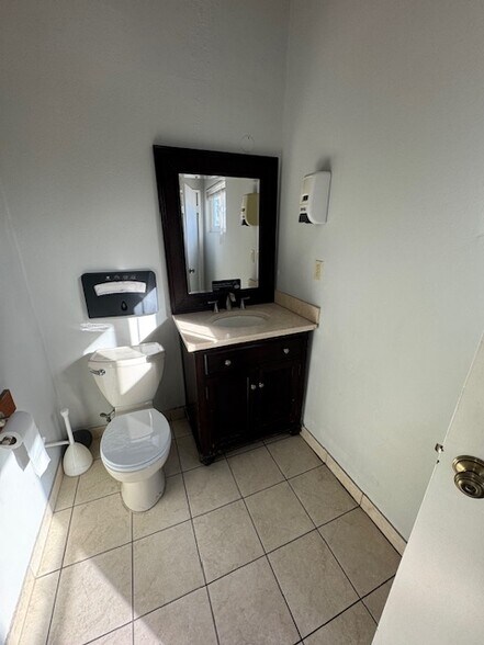 More Photos Of 10550-10556 Riverside Dr, Toluca Lake Storefront Retail Office For Lease