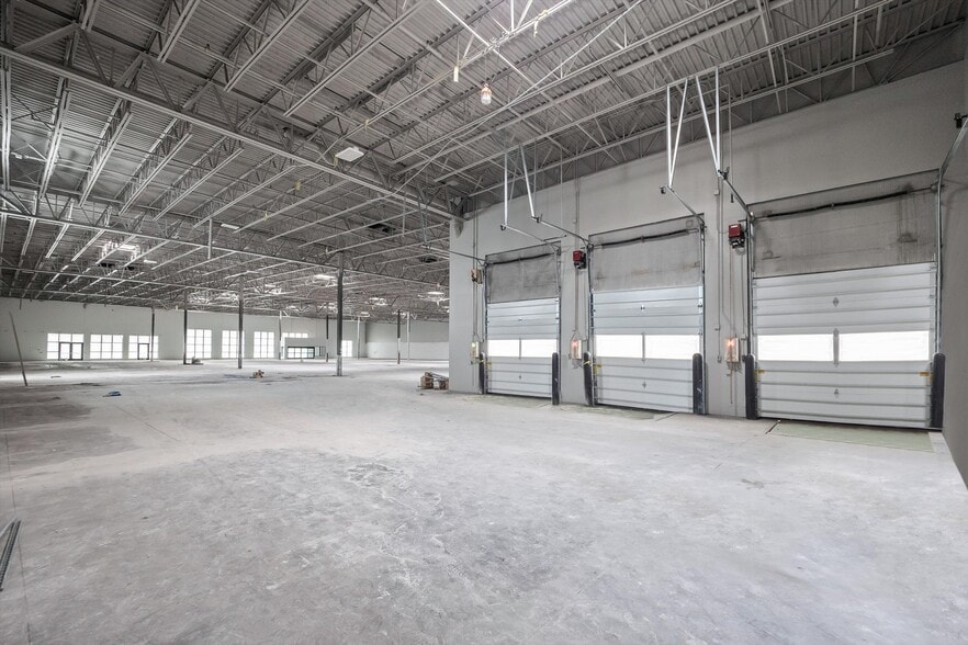 More Photos Of 662-868 E Big Beaver Rd, Troy Storefront For Lease