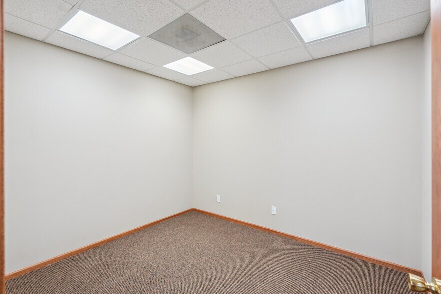 More Photos Of 101 E Linn St, Marshalltown Office For Sale