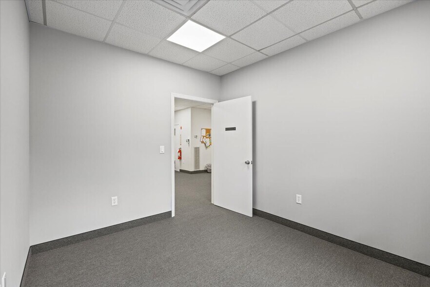 More Photos Of 59 E Mill Rd, Long Valley Office For Lease