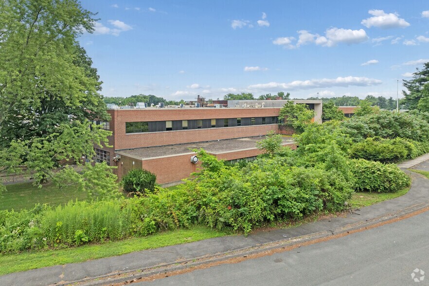 More Photos Of 92 Deerfield Rd, Windsor Unknown For Lease