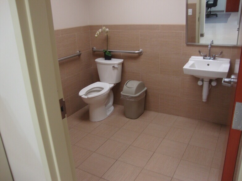 More Photos Of 167 Main St, Metuchen Medical For Lease