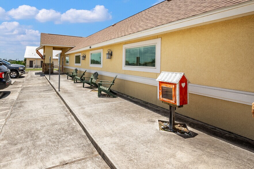 More Photos Of 140 Paloma Dr, Floresville Office For Sale
