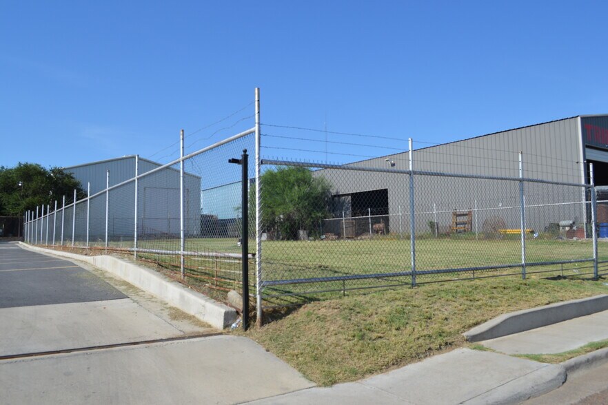 More Photos Of 205 W Ryan St, Laredo Light Distribution For Sale