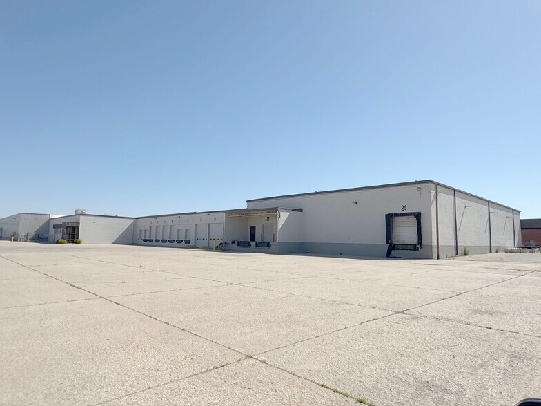 More Photos Of 3600 N Santa Fe St, Wichita Unknown For Lease
