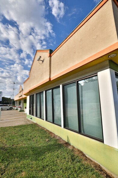 More Photos Of 107 N Bluff Rd, Collinsville Storefront For Sale