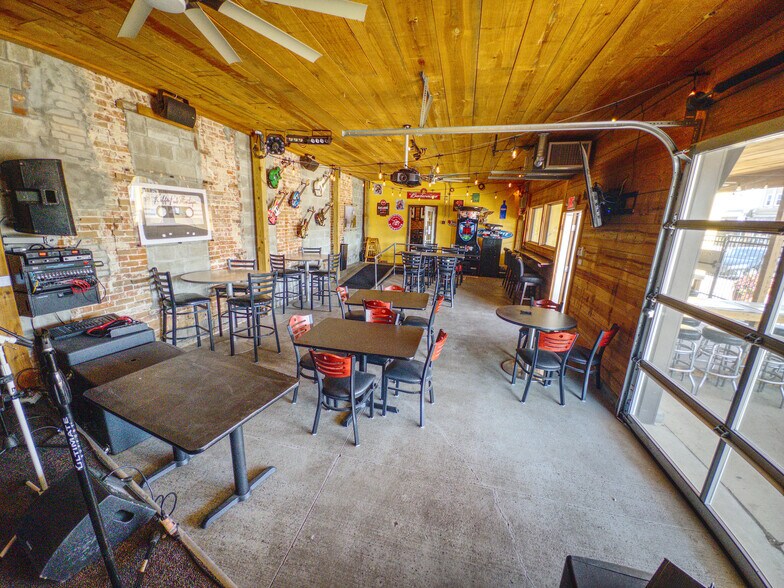 More Photos Of 114 E 5th St, Wahoo Bar For Sale